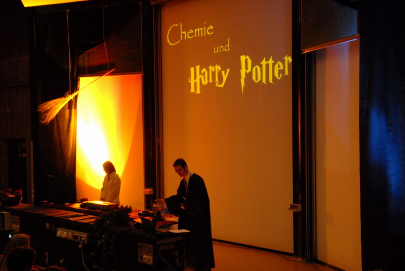 2010-01c_03.JPG - "Chemie und Harry Potter" von Dr. David Di Fuccia und Lisa Weise.