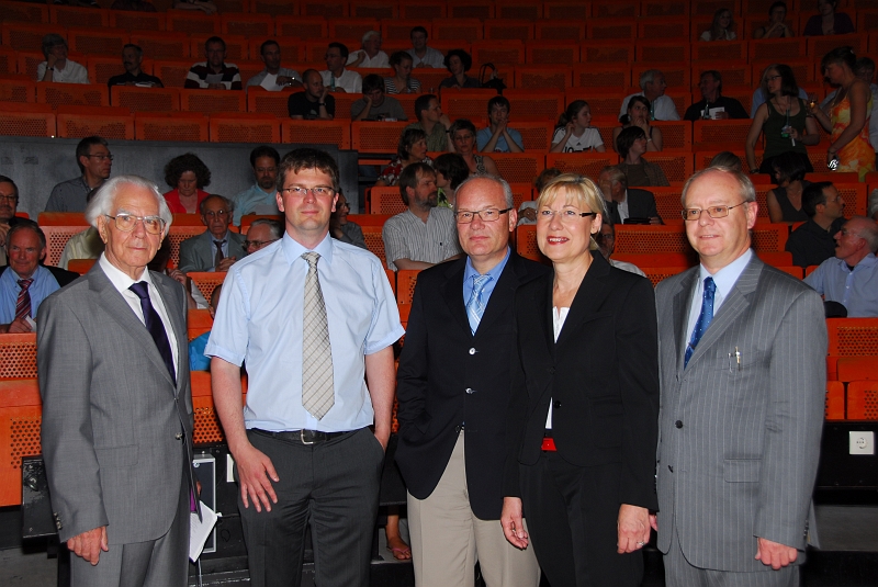 2010-07-02_01.jpg - Prof. Huber, Prof. Christmann, Prof. Waldmann, Prof. Gather (Rektorin), Prof, Rehagen (Dekan)