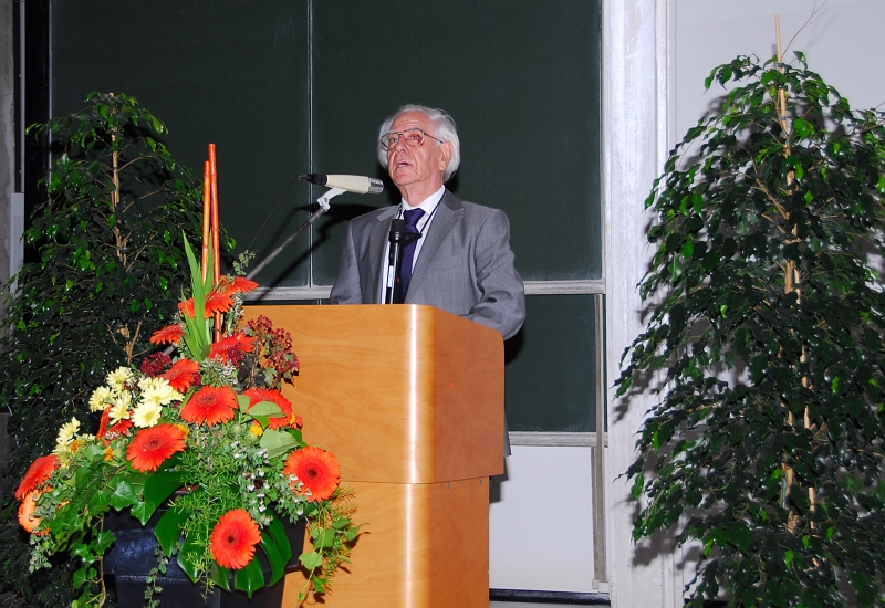 2010-07-02_05.jpg - Prof. Dr. Huber bei seinem Vortrag ber die Anfangsjahre der Fakultt