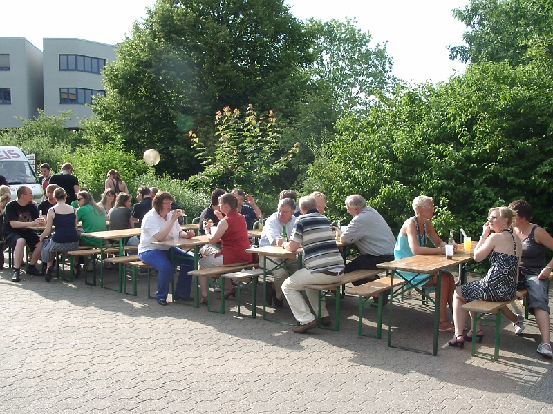 2010-02b_01.JPG - Bei herrlichem Wetter trafen sich aktuelle und ehemalige Mitarbeiter beim Sommerfest.