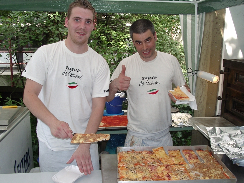 2010-02b_05.JPG - Die Pizzabcker