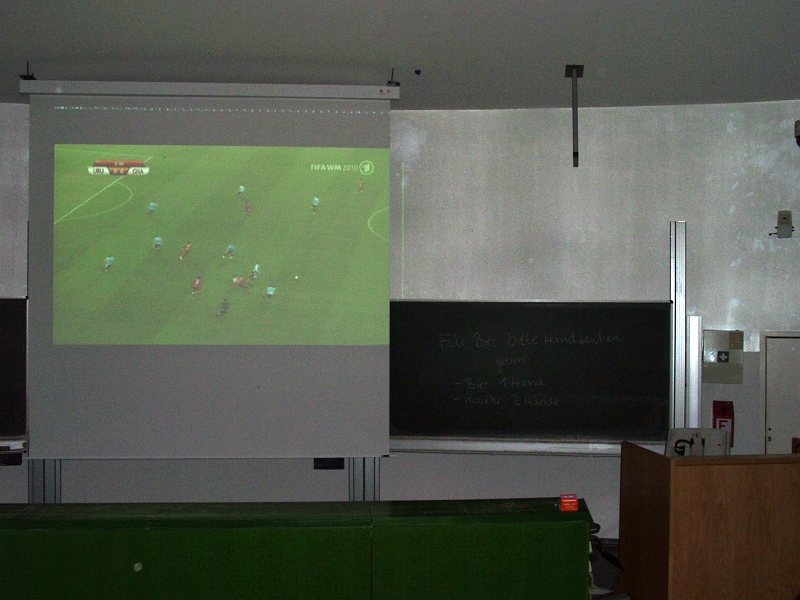 2010-02b_19.JPG - Public Viewing im Hrsaal 1