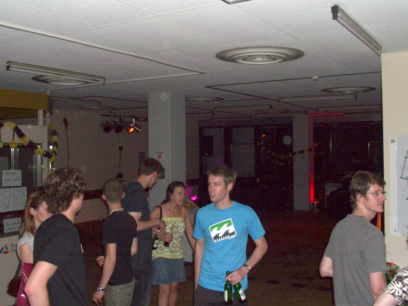 2010-02b_23.JPG - Der DJ beginnt mit seiner Arbeit.