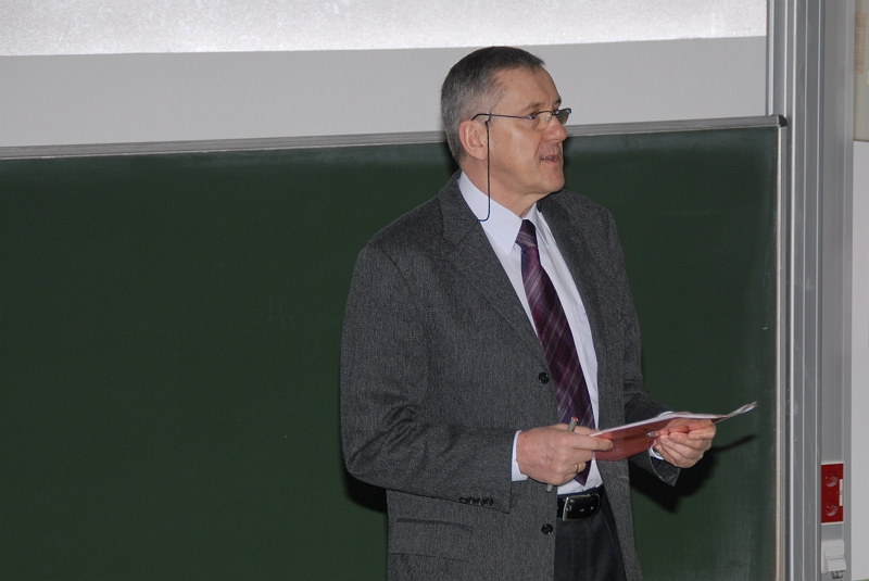 2011-01a_01.JPG - Prof. Dr. Jurkschat erffent den 4. Tag der Chemie