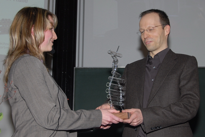 2011-01b_10.JPG - Dr. Czeslik erhielt den Lehrpreis der Fachschaft Chemie