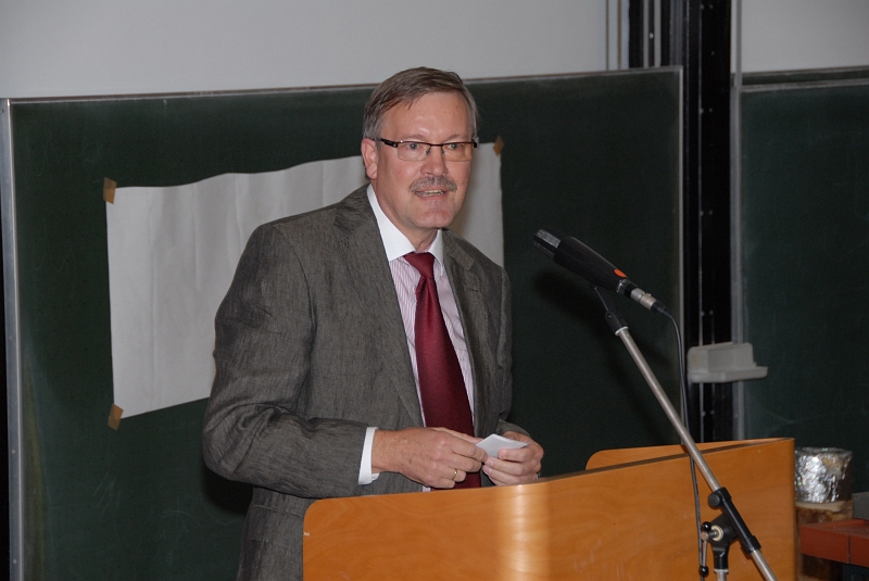 2011-02_06.JPG - Prof. Dr. Ralle spricht in Vertretung der Hochschullehrer