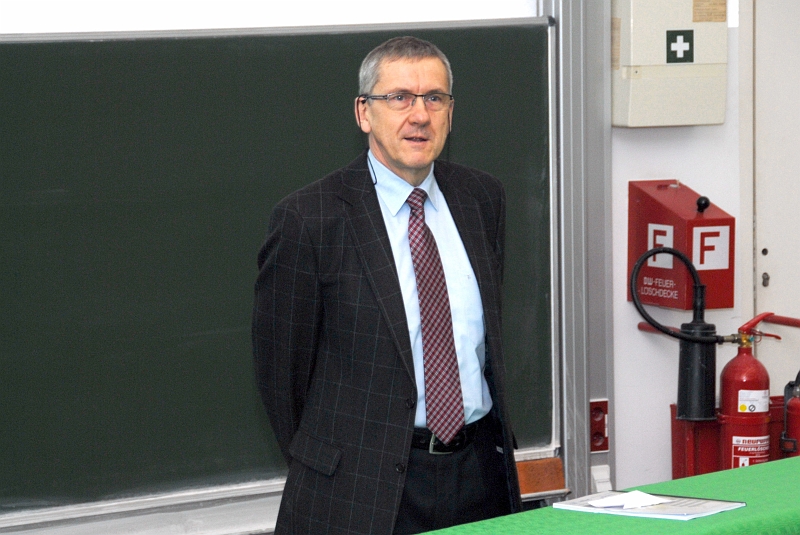 2012-01_01.JPG - Der Organisator des 5. Tags der Chemie, Prof. Jurkschat, und ...