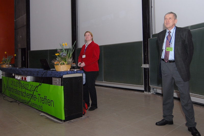 2012-02_01.jpg - Prof. Dr. Sonja Herres-Pawlis und Prof. Dr. Klaus Jurkschat erffnen die Tagung