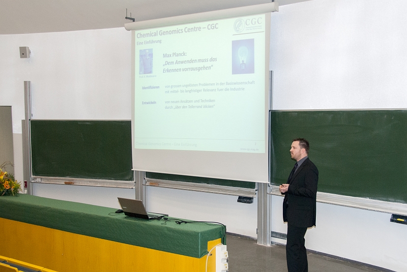 2013-02-01a-03.jpg - Dr. Sven Hennig stellt das Chemical Genomics Centre - CGC vor.