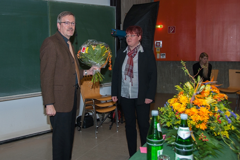 2013-02-01b-11.jpg - Prof. Dr. Bernd Ralle dankt den vielen Helfern im Hintergrund (re. Kirsten Krebs)