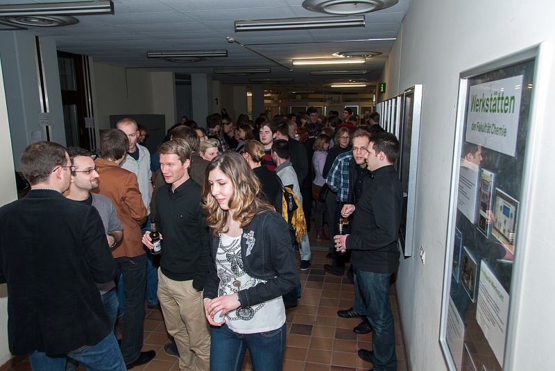 2013-02-01b-12.jpg - Im Anschluss an die Feier gab es einen Sektemfpang mit anschlieender Party im Chemiefoyer.